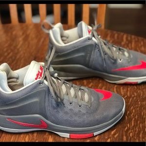 Nike Lebron Zoom Witness basketball shoes